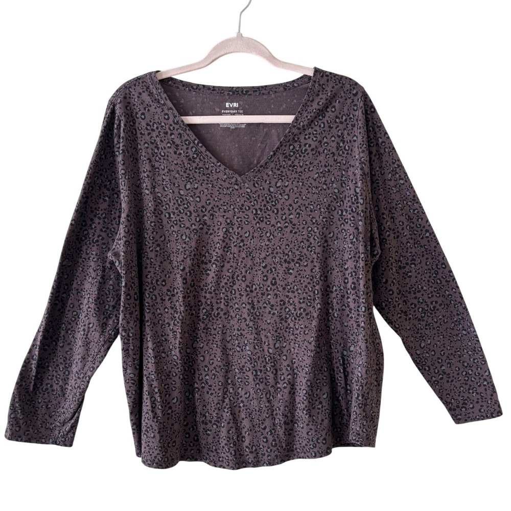 EVRI Everyday Tee Womens 1X Leopard Print V-Neck Long Sleeve Gray Black Relaxed